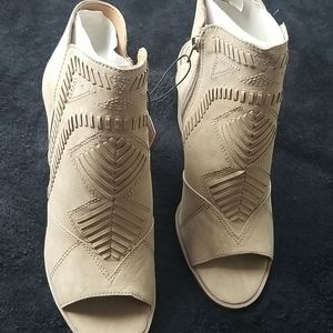 Women's shoes